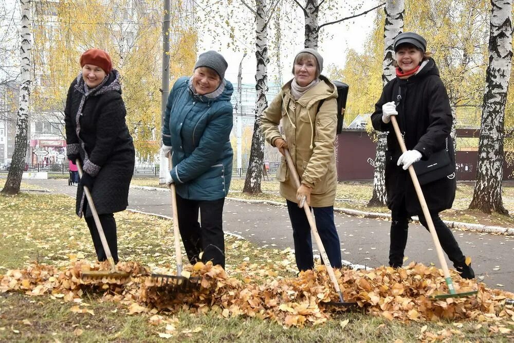 Субботник в выходной день законно ли. Осенний субботник. Субботник в школе. Субботник осенью. Женщины на субботнике.