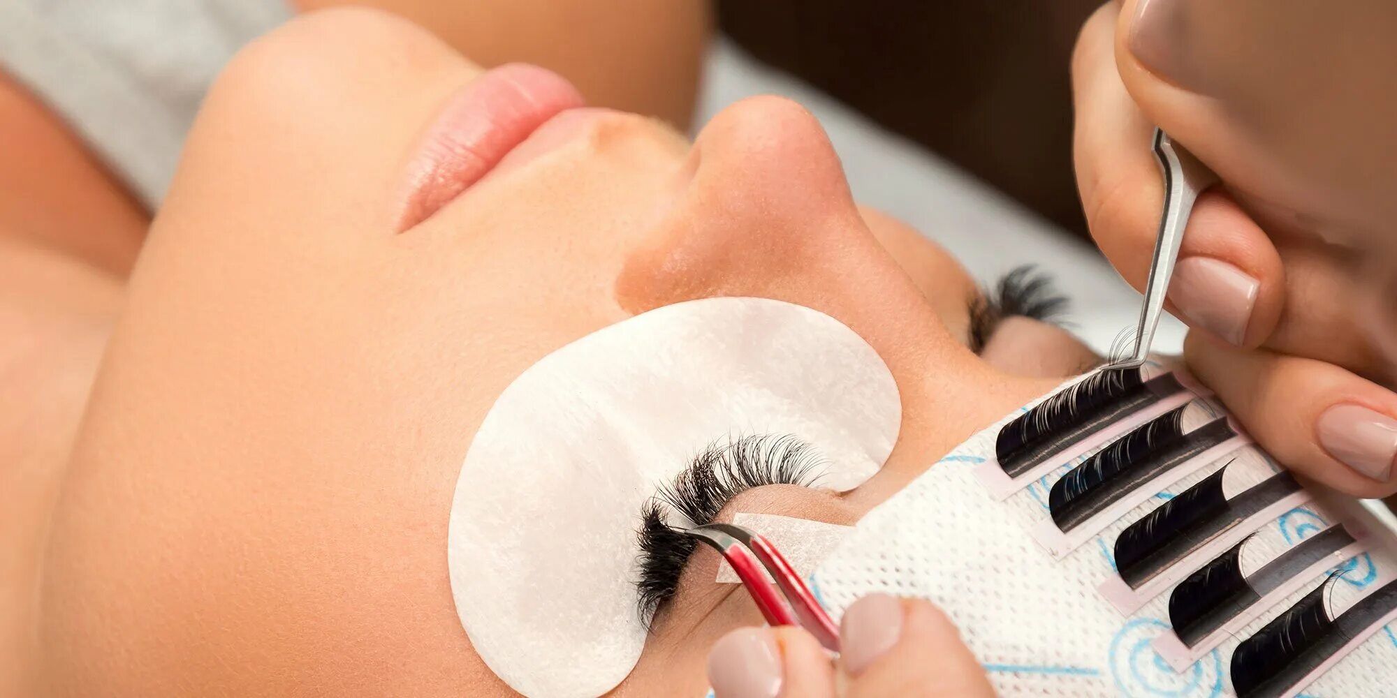 Наращивание ресниц классика процесс. Салон наращивания ресниц. Лешмейкер. Процедура наращивания ресниц. Пинцет для наращивания ресниц.