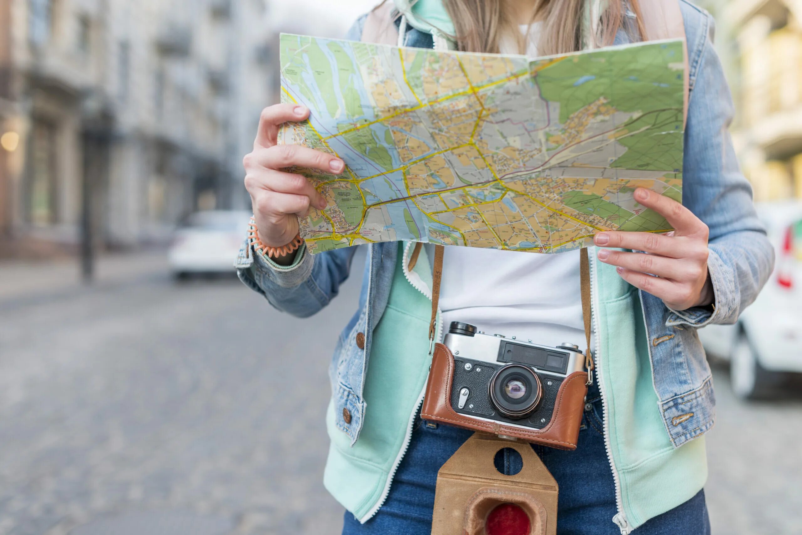 Нужен человек с картой. Турист с картой в руках. Девушка с картой города. Человек с картой в руках. Карта в руках путешественника.