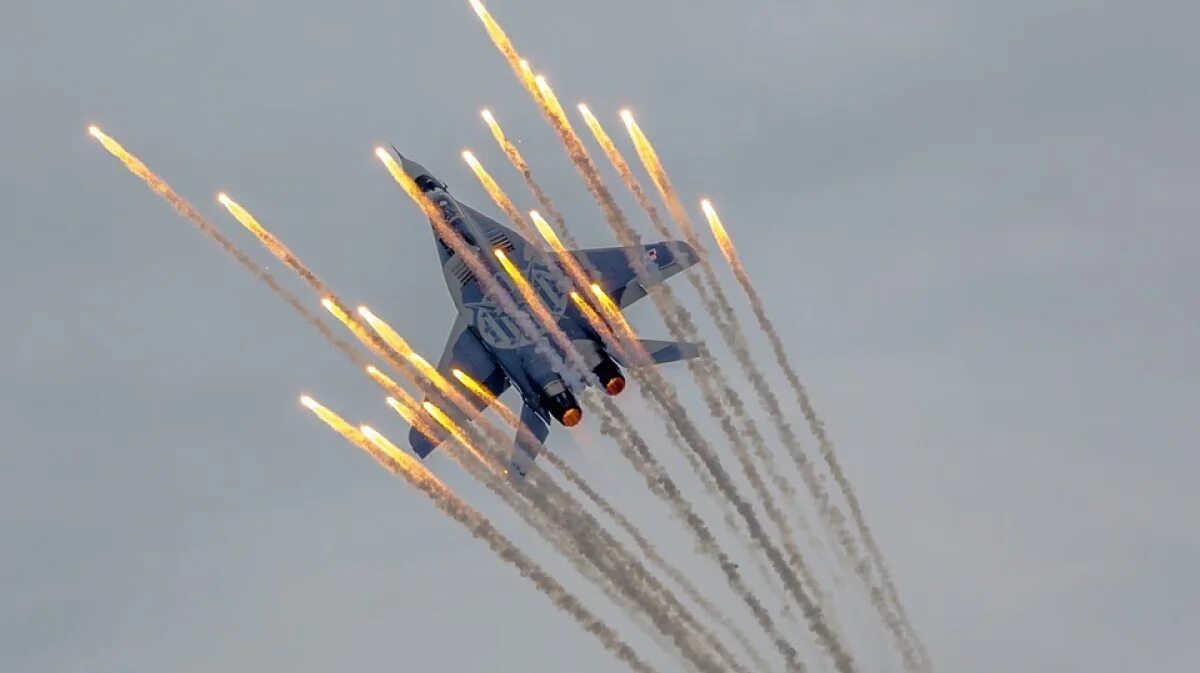 Су 27 в атаке. Погоня ракеты за самолетом. Су-35 истребитель пуск ракеты. Погоня ракеты за самолетом. Погоня ракеты за самолетом.