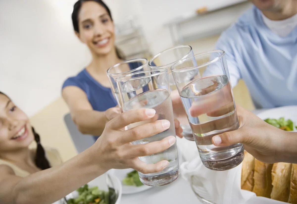 Пить воду. Семья пьет чистую воду. Человек со стаканом воды. Выпить воды. Запивать теплой водой