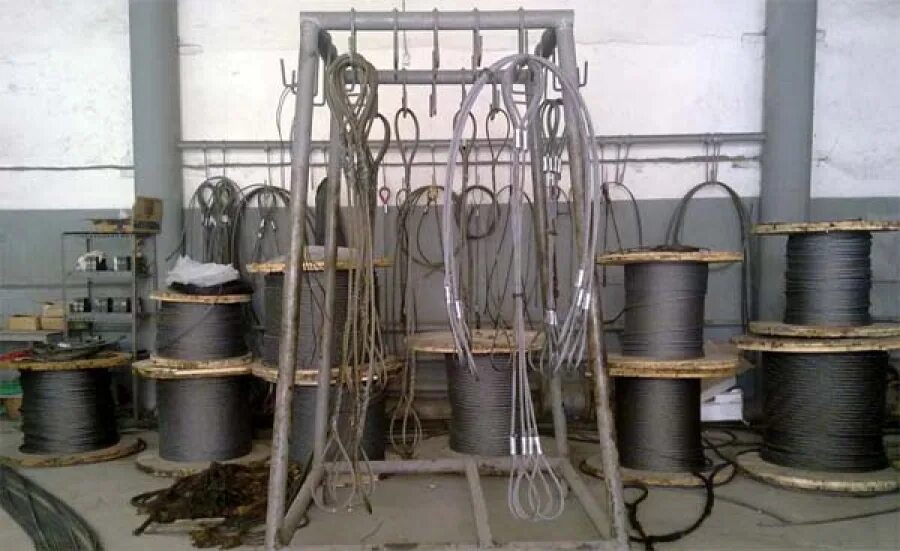 Стенд для хранения стропов на производстве. Стойка для грузозахватных приспособлений. Хранение строп. Приспособление для хранения стропов. Стенд для хранения грузозахватных приспособлений.