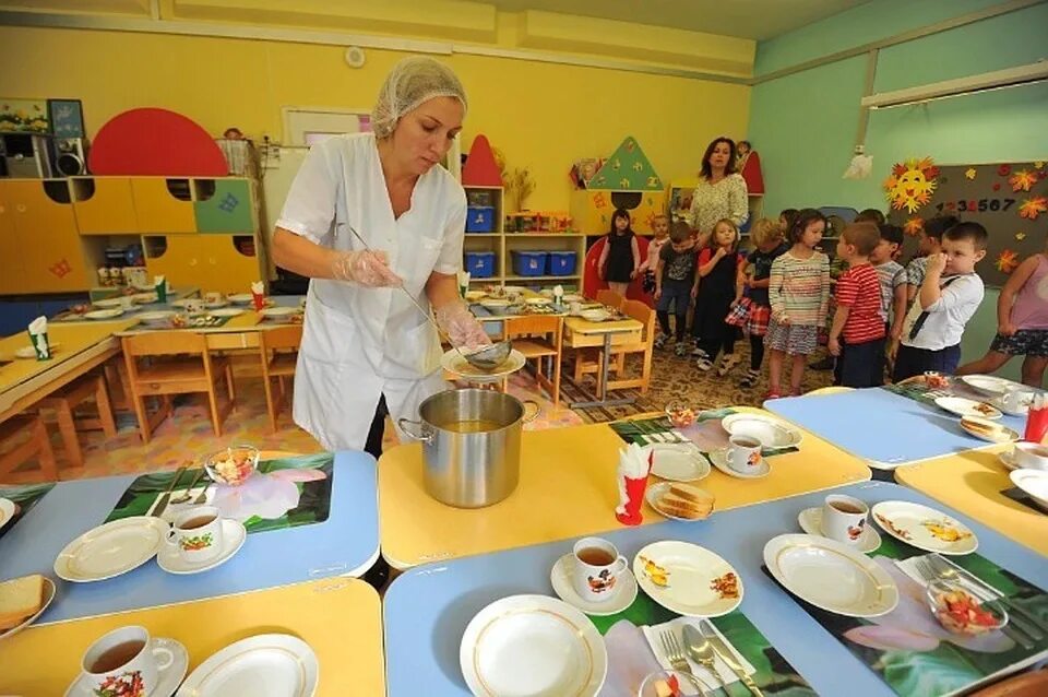 Работаю нянечкой в детском саду. Нянечка в детский сад. обед детей в детском саду. ужин в детском саду. еда в детском саду.