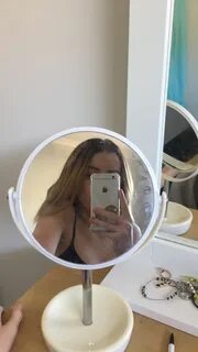 Девушка фоткается перед зеркалом
