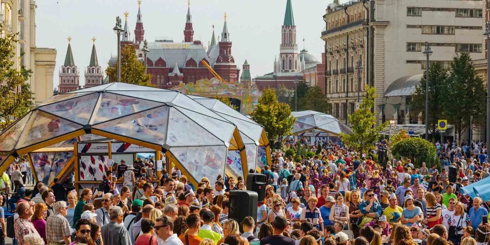 Где будет день города. Праздник в городе. с днем города москва. празднование дня города в москве. тень города москва.