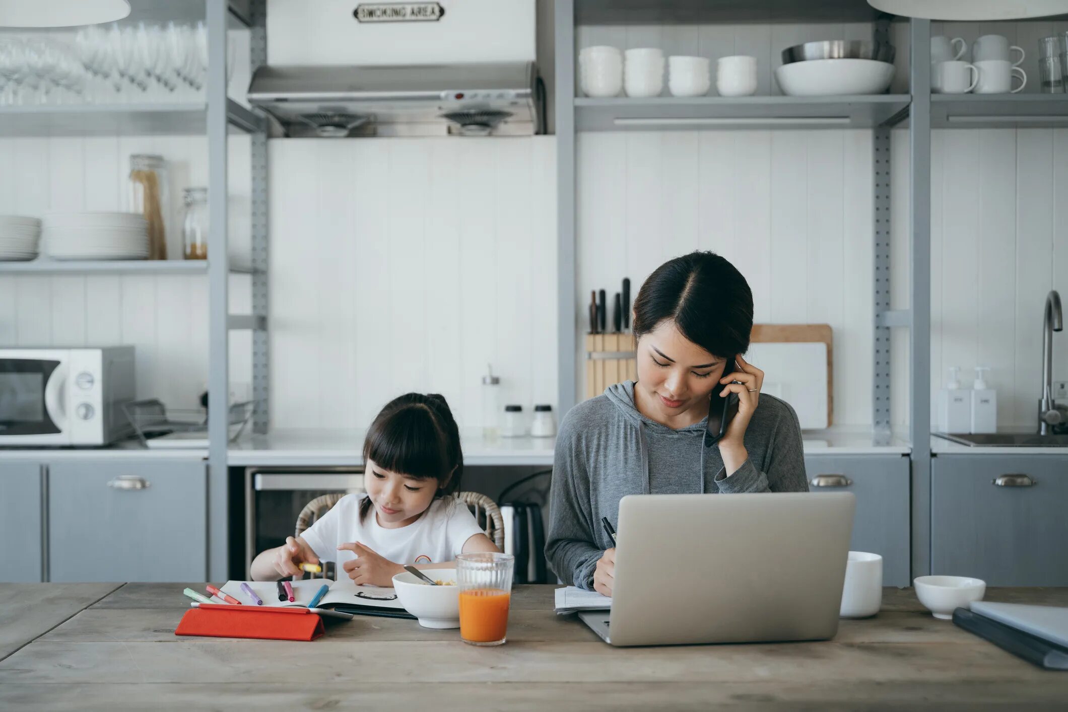 My mother is working. Мама работает. working from home with kids. • глобальный день работы из дома (global work from home day)4 года. gaotu techedu inc..