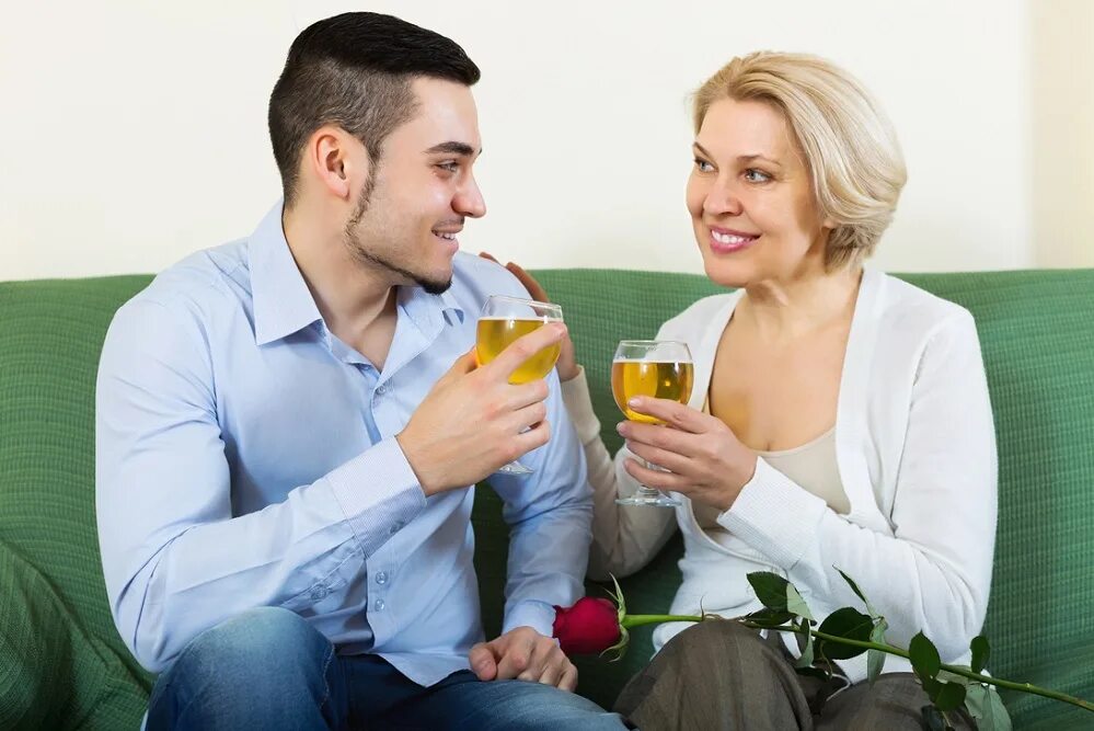 Взрослая женщина и молодой парень. Женщина старше мужа. Женщина старше. Женщина и молодой парень. Женщины встречающиеся с молодыми парнями.