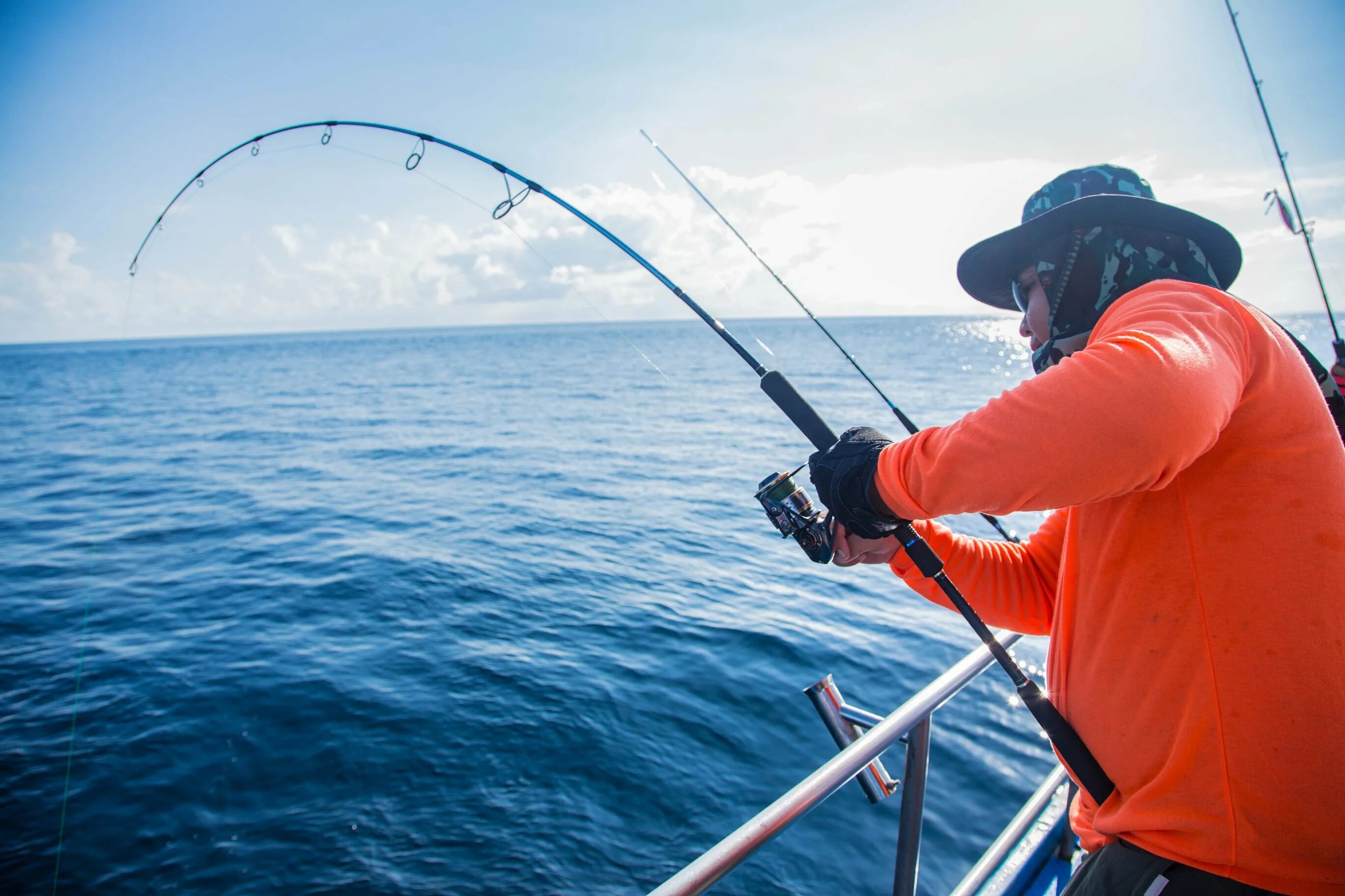 Рыбалка картинки. Рыбак со спиннингом. The best fishing. The best fishing. Рыбак со спины.