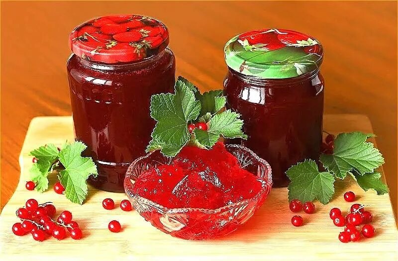 Рецепты желе на зиму без варки. Красная смородина варенье желе. Рецепты желе на зиму без варки. Смородиновое желе из красной смородины. Конфитюр "красная смородина".