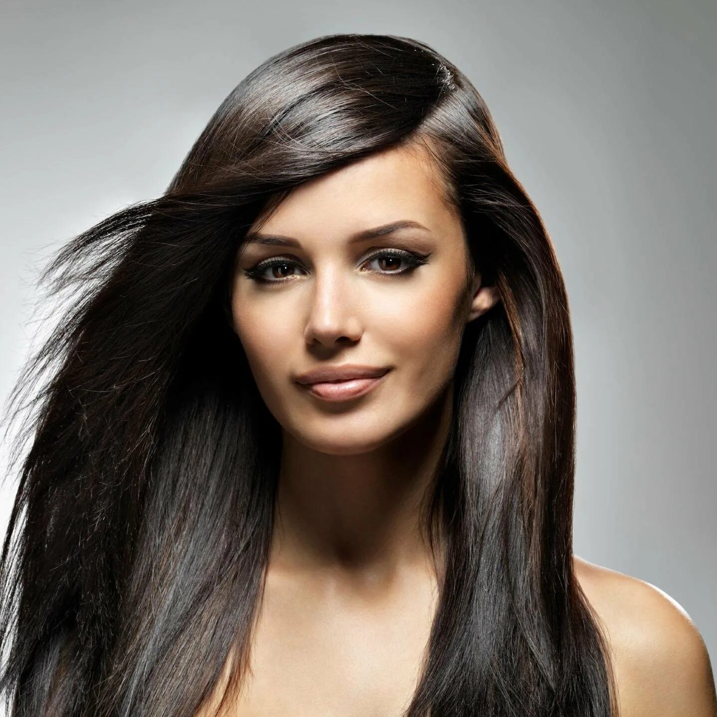 Девушка с развевающимися волосами. Длинные волосы развеваются. Длинные волосы. Красивые волосы. Девушка с волосами.