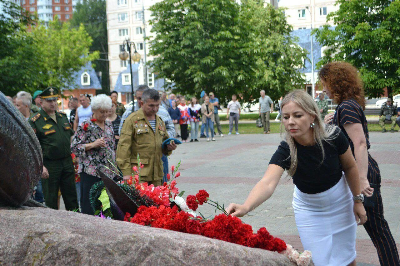 Возложение цветов к памятнику. Памятник ветеранам боевых действий. Памятник черный тюльпан. Черный тюльпан серпухов