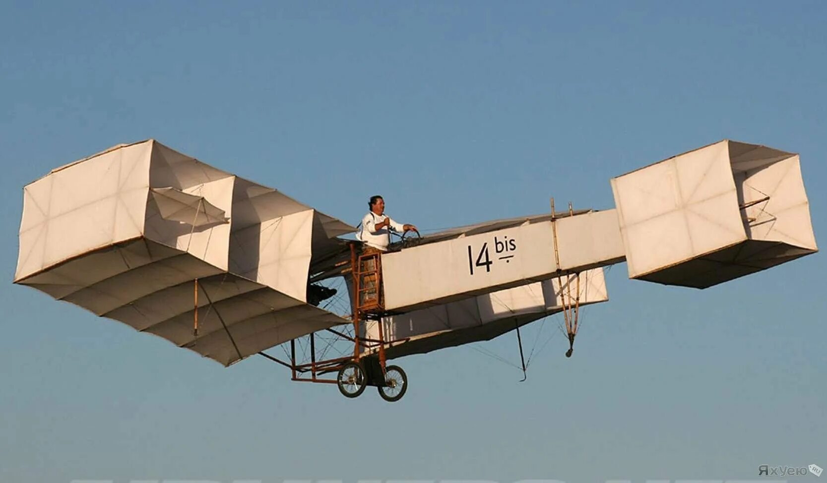 красный бумажный самолетик. человек на дельтаплане. автожир вертолет. летающая техника. летающий средства.