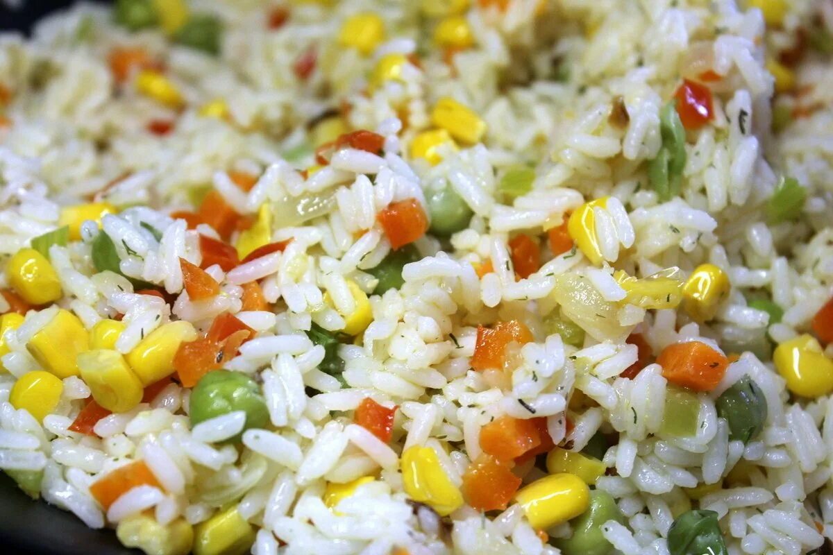 Rice vegetable. Рис с кукурузой и горошком. Рис кукуруза горошек морковь. Гарнир "рис с овощами" постная паэлья. Плов с горохом и кукурузой.