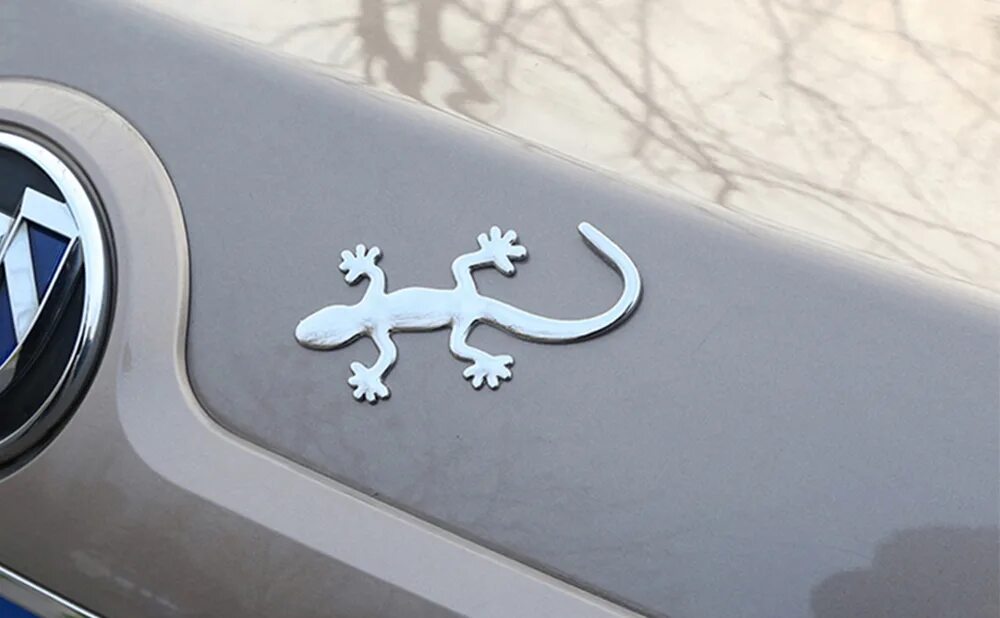 Значок ящерки на машинах. Машина с логотипом ящерицы. Наклейки на авто геккон. Автомобиль геккон.