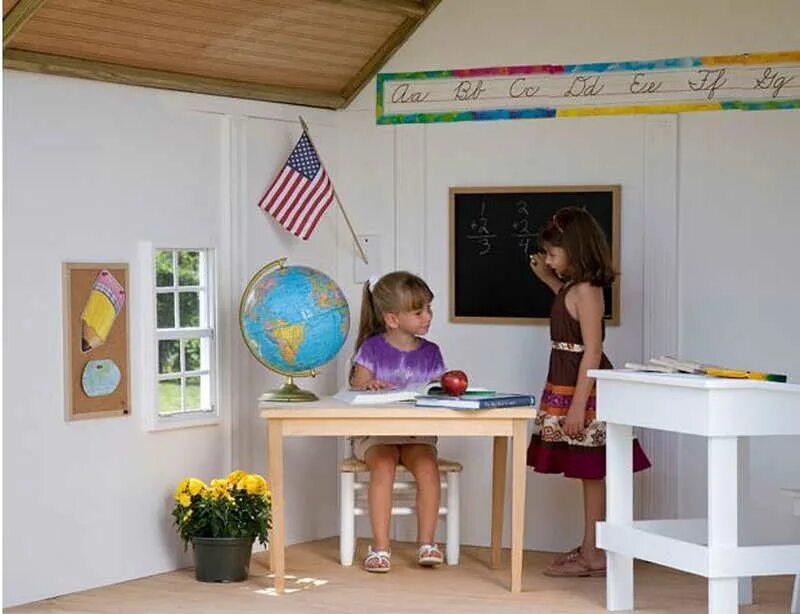 здание школы. детская организация дом в школе. детская организация дом в школе. длинный стол в детскую комнату. роспись стен в школе.