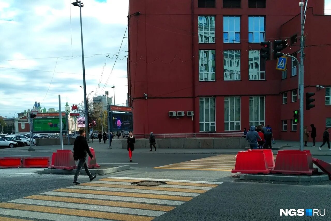 Площадь Ленина Новосибирск пешеходная улица. Пешеходный островок безопасности. Островки безопасности Москва. Пешеходный переход Новосибирск.