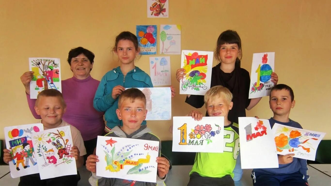 Конкурсы на 1 мая. Рисование 1 мая работы детей. Выставка рисунков мир труд май. Выставка детских рисунков. Выставка к 1 мая в детском саду.