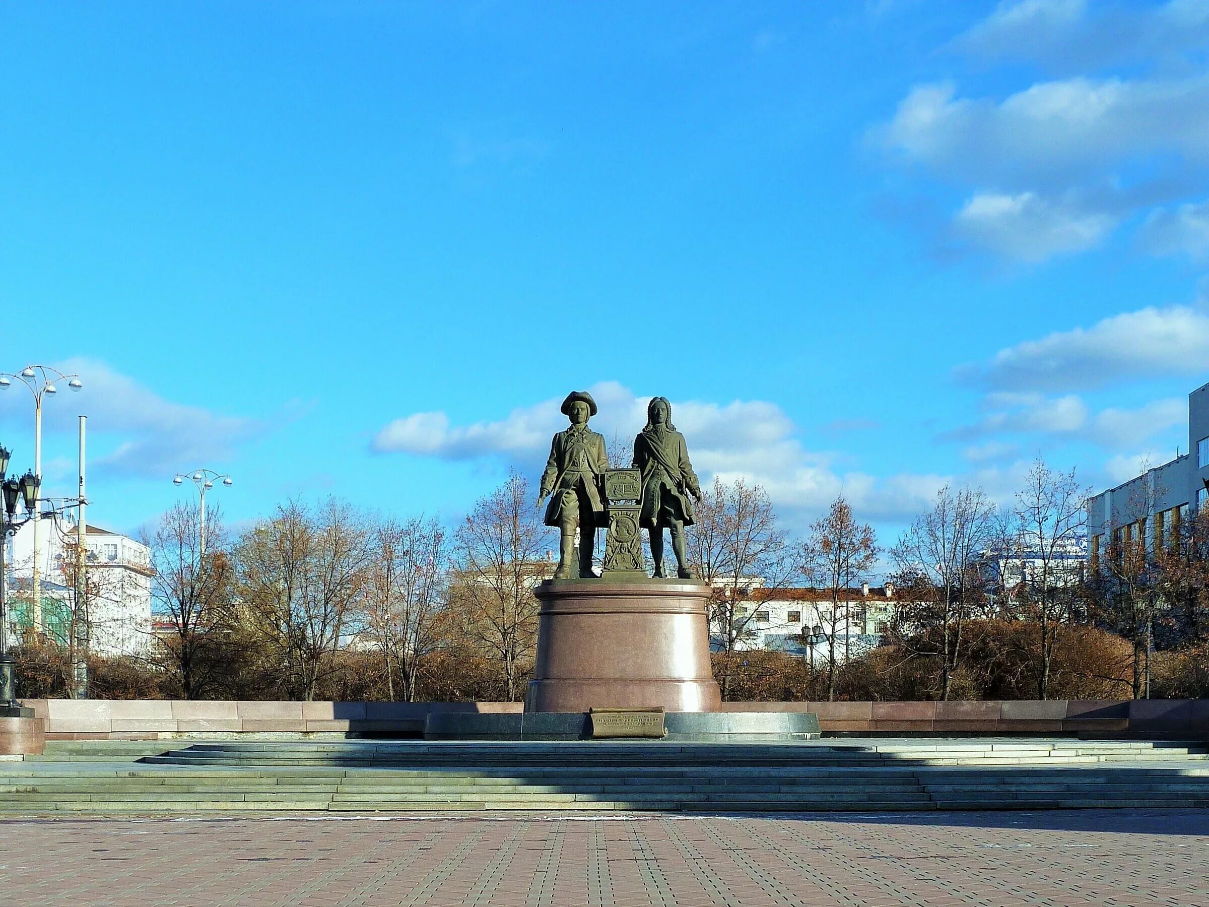 Памятник Татищеву и де Геннину в Екатеринбурге. Достопримечательности Екатеринбурга памятник Татищеву и де Геннину. Памятник Вильгельму де Геннину и Василию Татищеву Екатеринбург. Площадь труда Екатеринбург памятник дегенену. Кто был основателем екатеринбурга