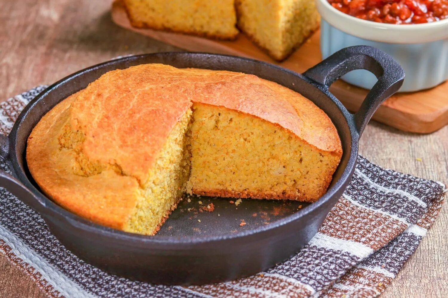 Cornbread. Кукурузный хлеб. Хлеб с кукурузной мукой. Выпечка на сковороде. Пирог на воде без дрожжей