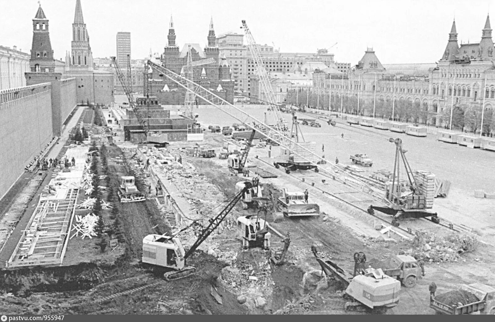 В каком году построили город. Реконструкция красной площади 1974. Мавзолей Ленина 1974 реконструкция. Реконструкция красной площади. 1974 Год, реконструкция красной площади.