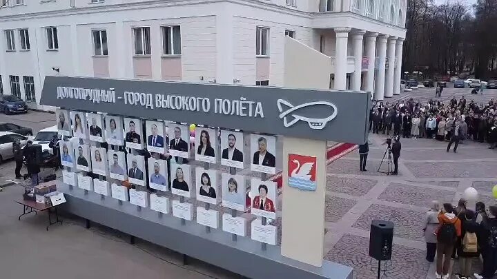 Команда профессионало. Фирма цветы. Нпц элвис. Х5 retail group. Висит груша хочет кушать.