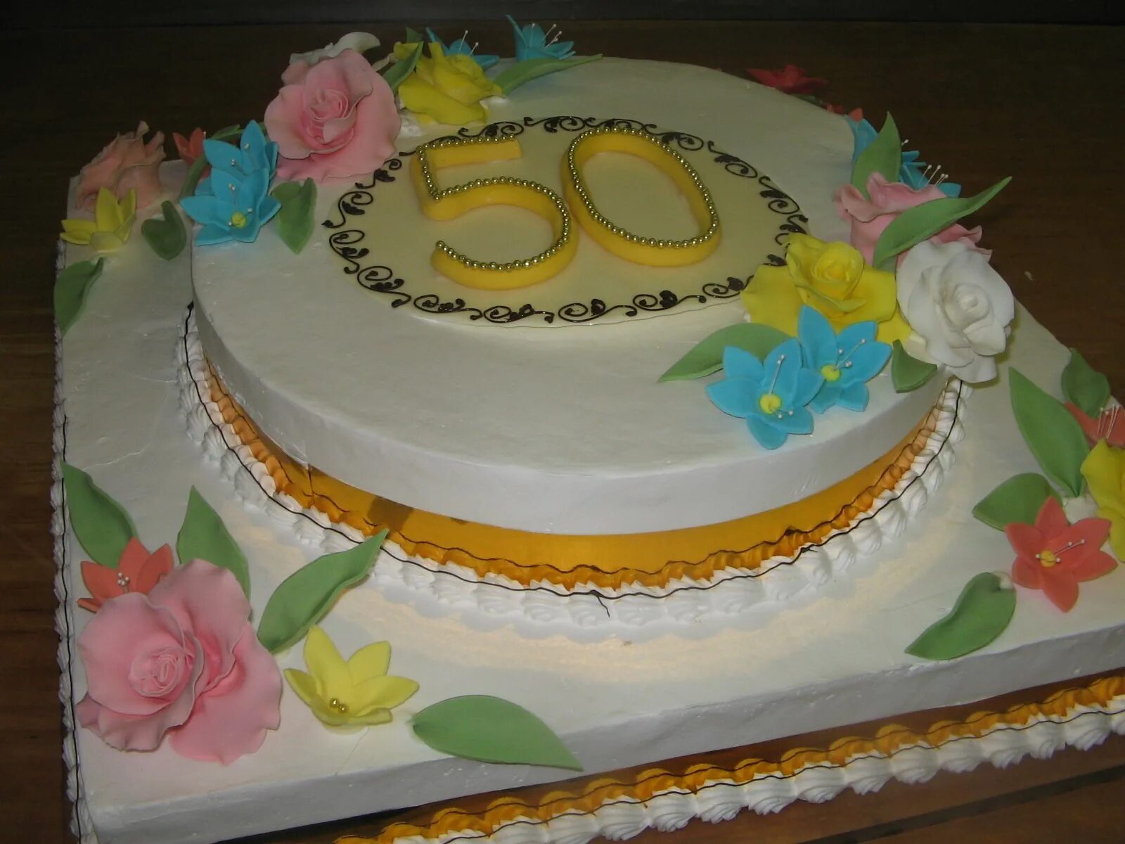 Юбилей большого. Торт на юбилей детского сада. Большой Юбилейный торт. Торт на юбилей детского сада 55 лет. Торт на юбилей детского сада 50 лет.