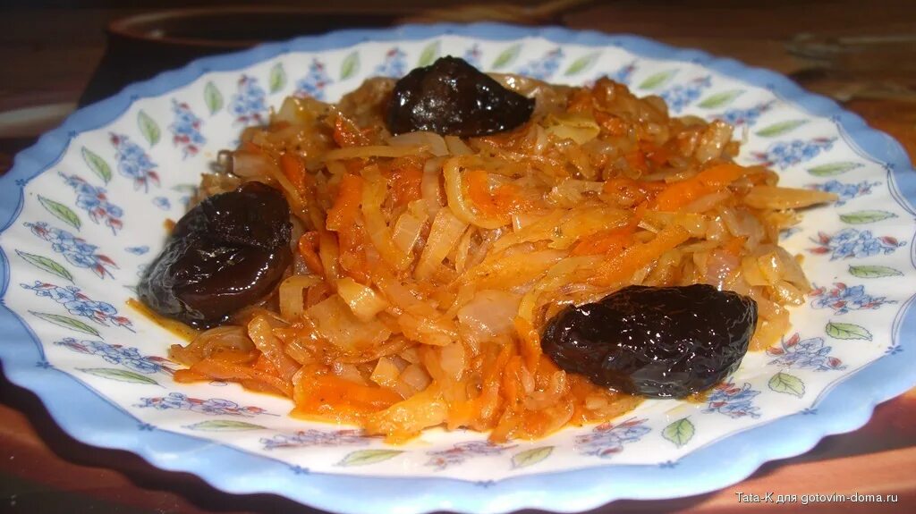 Капуста с курагой. Морковь тушеная с черносливом и яблоками. тушеная капуста с изюмом. капуста тушёная в духовке с черносливом. капуста с уткой и черносливом.