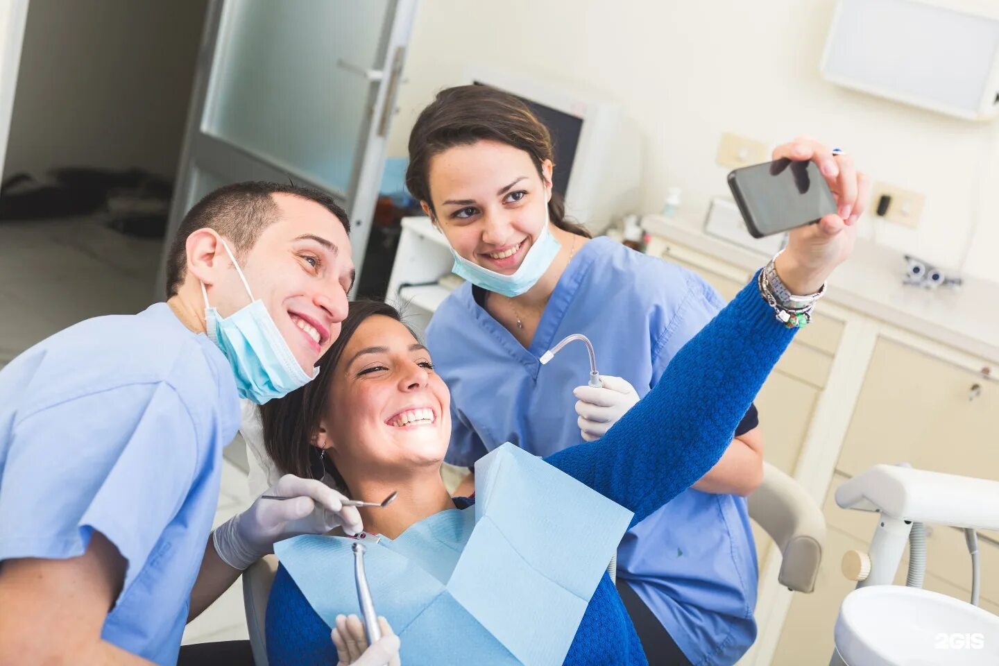 Стоматолог. Стоматолог и пациент. Сайт стоматологии. Зубной врач. Аляска стоматология