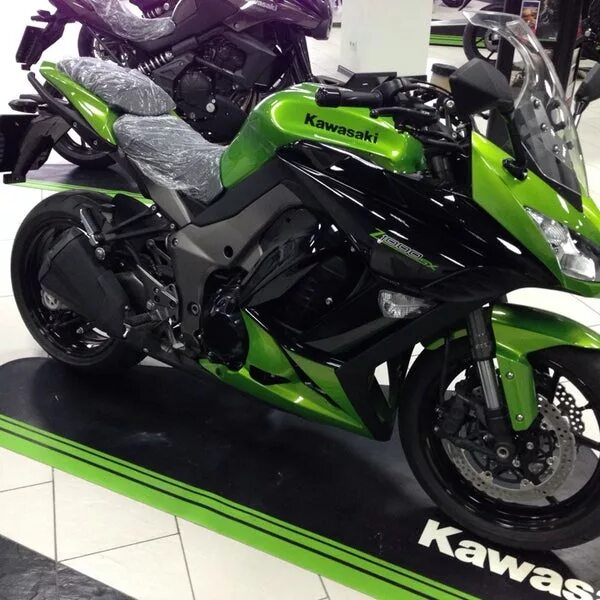 Kawasaki zx 14r 2022. Зеленый хром спортивный мотоцикл. Кавасаки ниндзя 2019 год красный. Резерв на мотоцикле. Кавасаки москва.