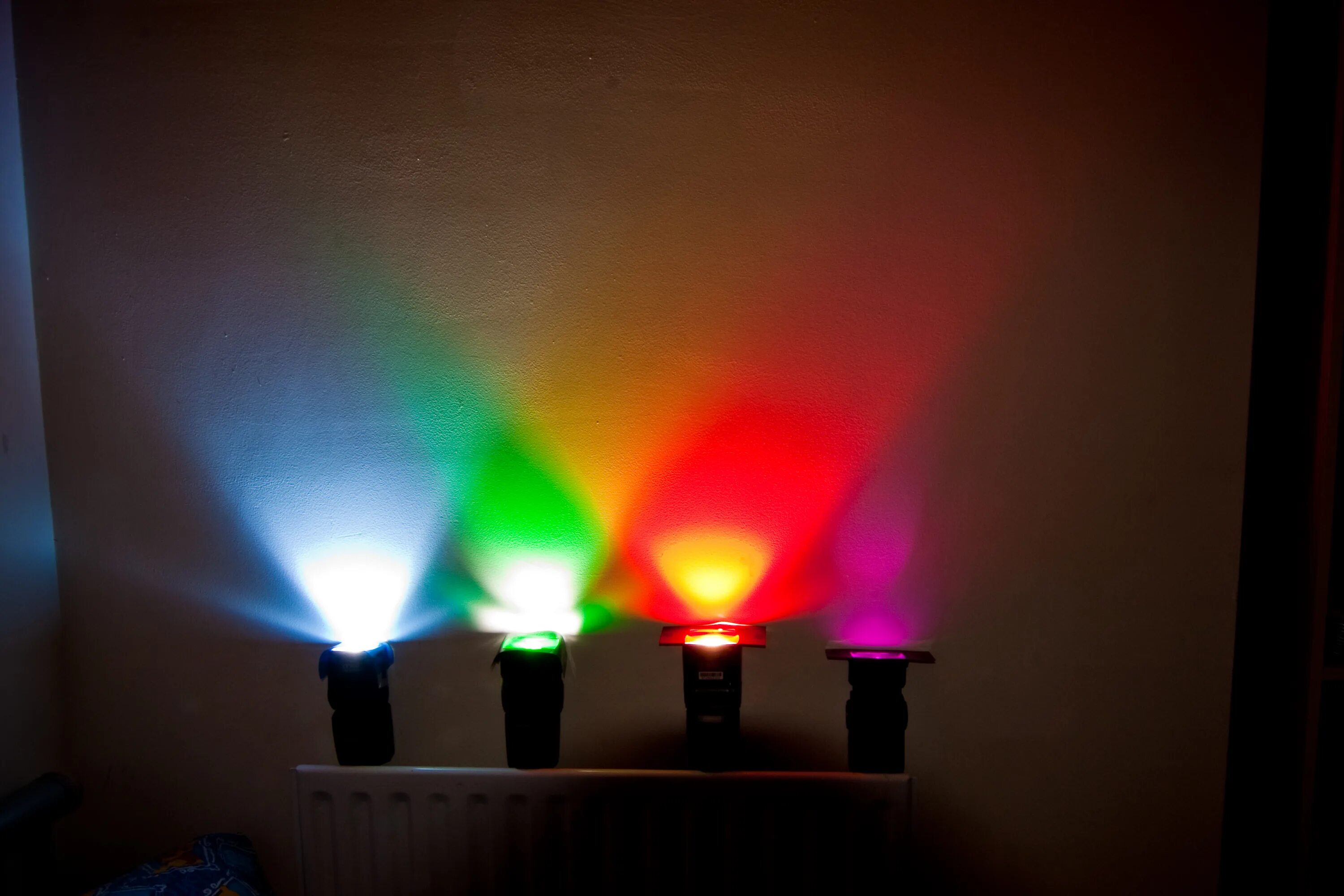 Включи свет разный. Цветные источники света. Свет и цвет. Свет от цветного пластика. Источники освещения бывают.