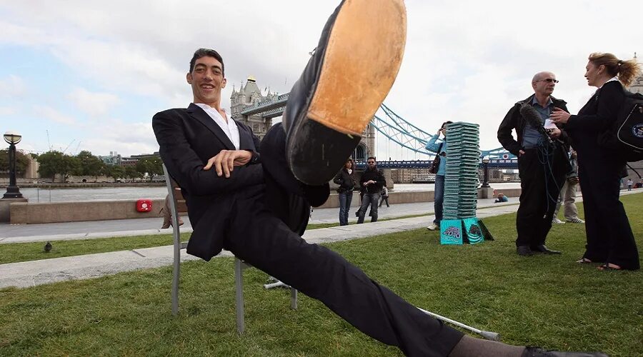 Самый длинный человек в россии. Чандра бахадур данги и кёсен, султан. Самый высокий турок султан кёсен. Султан кёсен самый высокий человек в мире. Султан кёсен самый высокий человек в мире.