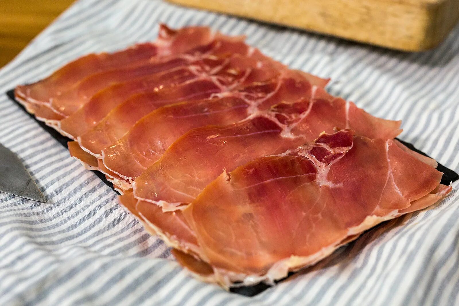 Хамон сырокопченый. Свиная рулька сыровяленая. Сыровяленый свиной окорок парма. Окорок свиной сыровяленый. Окорок хамон.