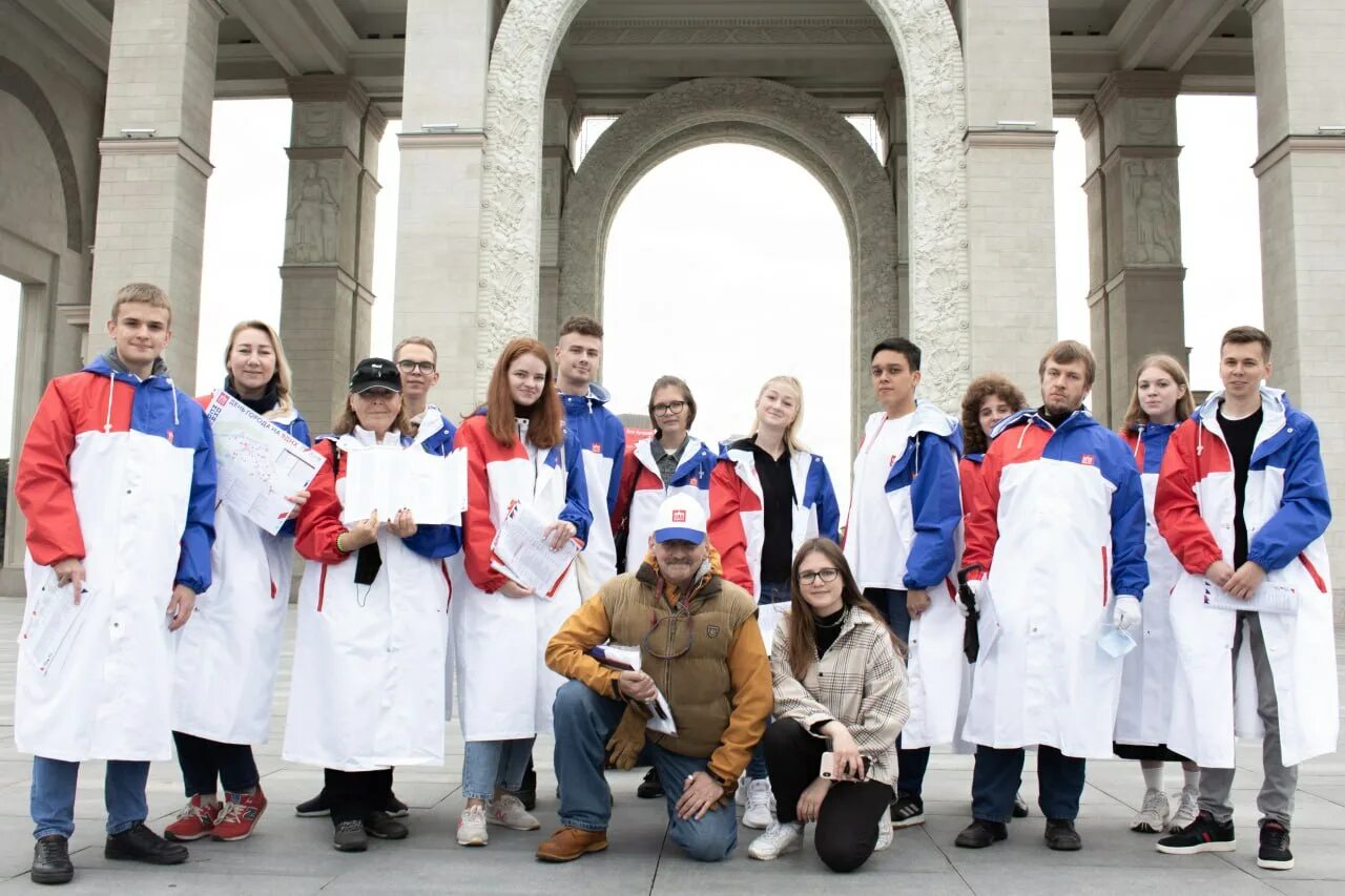 Волонтеры вднх фото. Волонтеры на вднх. Достижение волонтерского движения за 10 лет. Мероприятия на катке. Волонтеры медики.