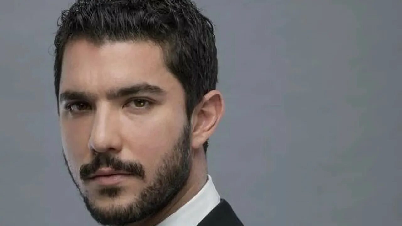 Сибель гёкче гекберг демирджи. Гёкберг демерджи турецкий актер. Гокберк демирджи турецкий актёр. Гёкберк демерджи турецкий актер без бороды. Yemin актёры emir.