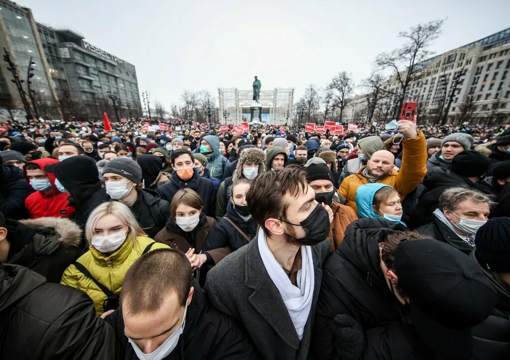 Молодежь на митингах. Против оппозиции. Люди против выборов. Москва митинг против фальсификации выборов. Митинг с плакатами.