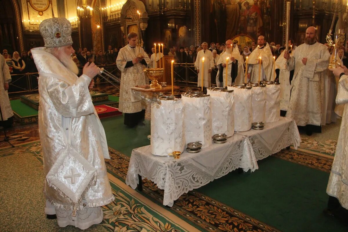 Крещение служба в храмах начинается. Крещение праздник церковь. Патриарх литургия в крещение. Храм крещения господня в москве. Служба в церкви.