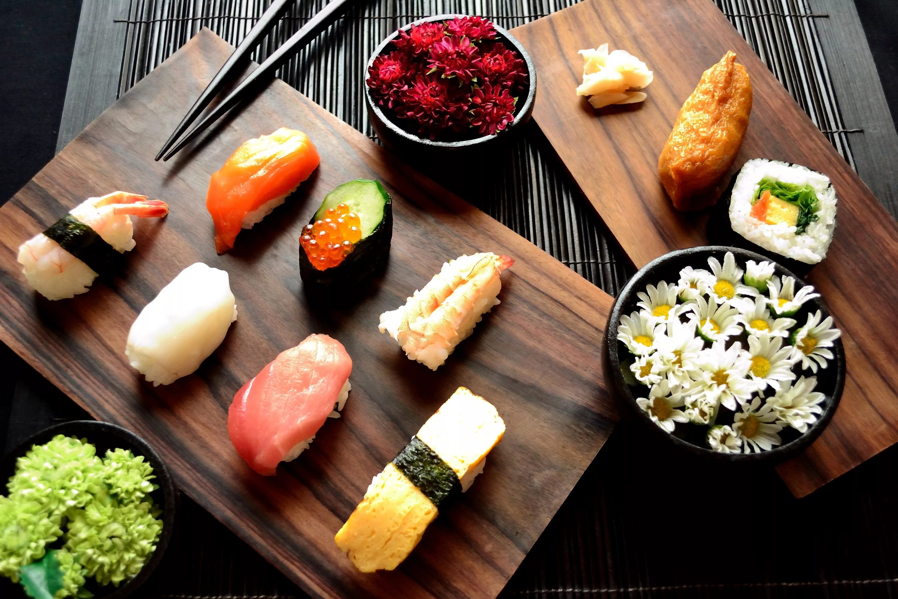 Суши хвойная. Японская кухня. Кухня Японии. Красивые роллы. Японская кухня роллы.
