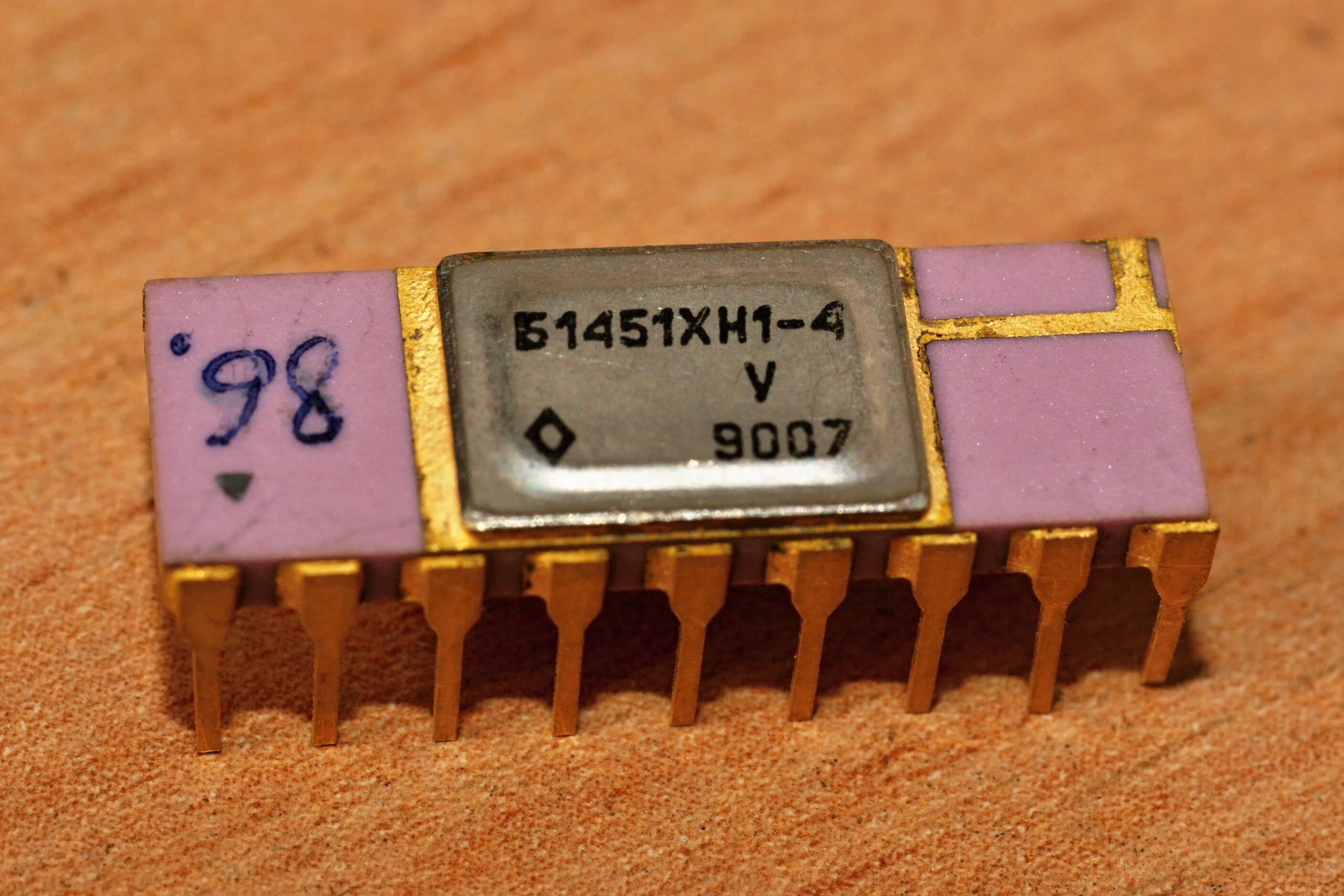 Интегральные приборы. Хп32б микросхема. Хп32б микросхема даташит. Микросхема б12-4а. Микросхема б а 43.
