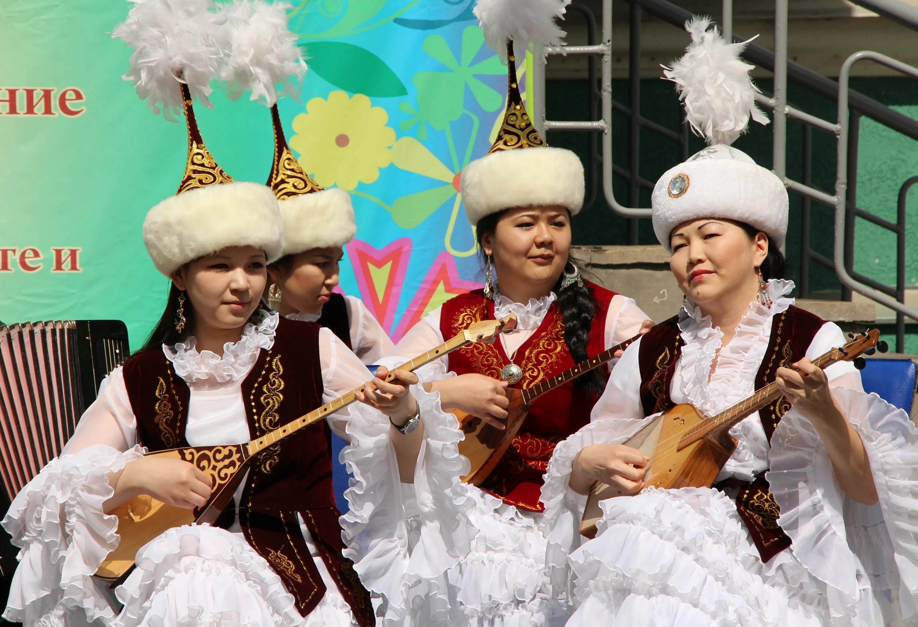 Наурыз туралы әндер балаларға. Celebration of Nauryz. Дети казахи в национальных костюмах. Казах поет. Домбра казахский национальный костюм.