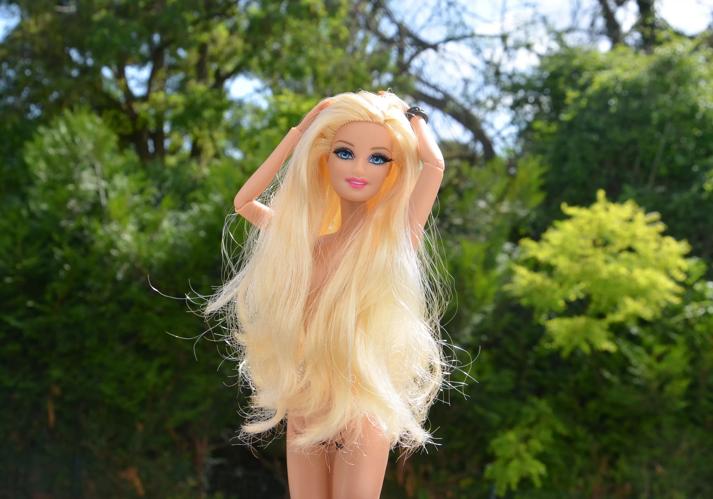 Кукла с большой жопой. Кукла с длинными волосами. Кукла с желтыми волосами. Кукла со светлыми длинными волосами.