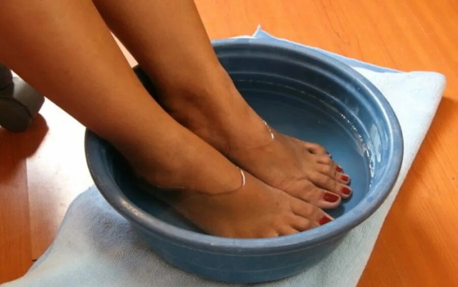 Какая вода для ног. Ноги в тазике с горячей водой. Ножная ванна для ног. Горячие ванночки для ног.
