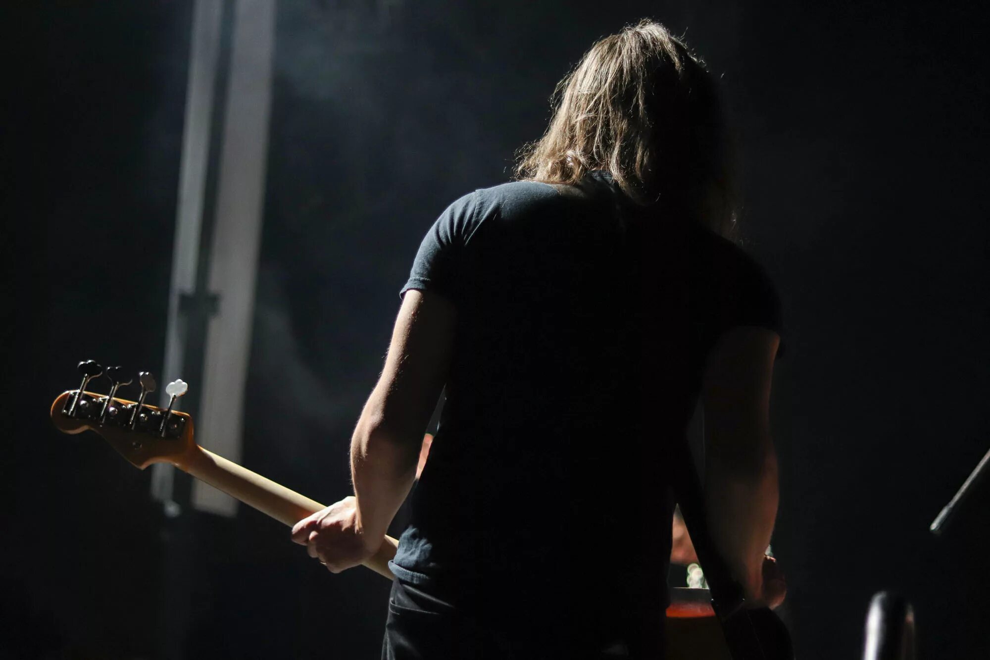 выступает с гитарой. майкл анджело батио. выступает с гитарой. гитарист квартирник. музыкант гитарист.