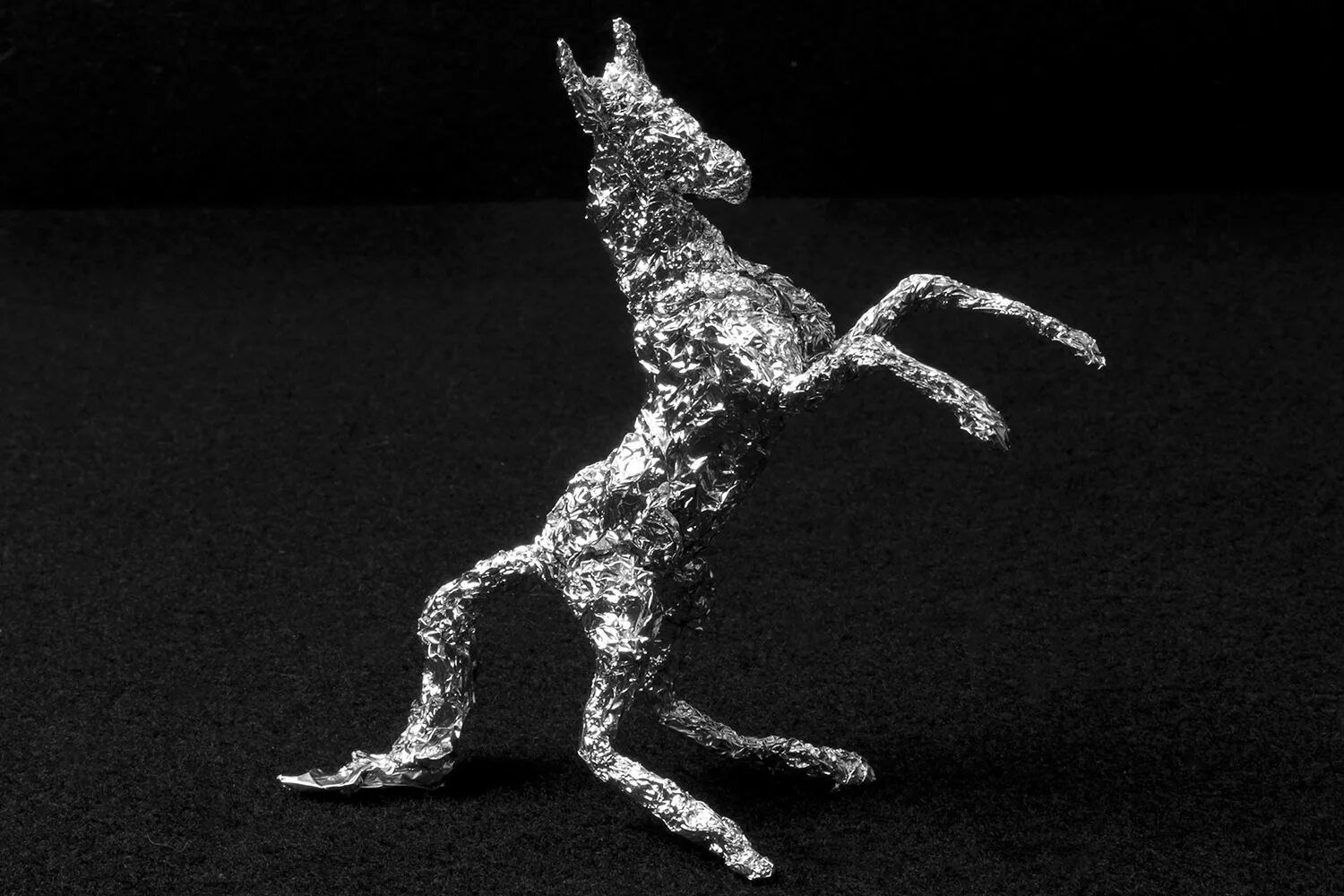 украшения из фольги. фигуры из фольги. поделки из фольги своими руками. поделки из фольги. поделки из фольги и проволоки.