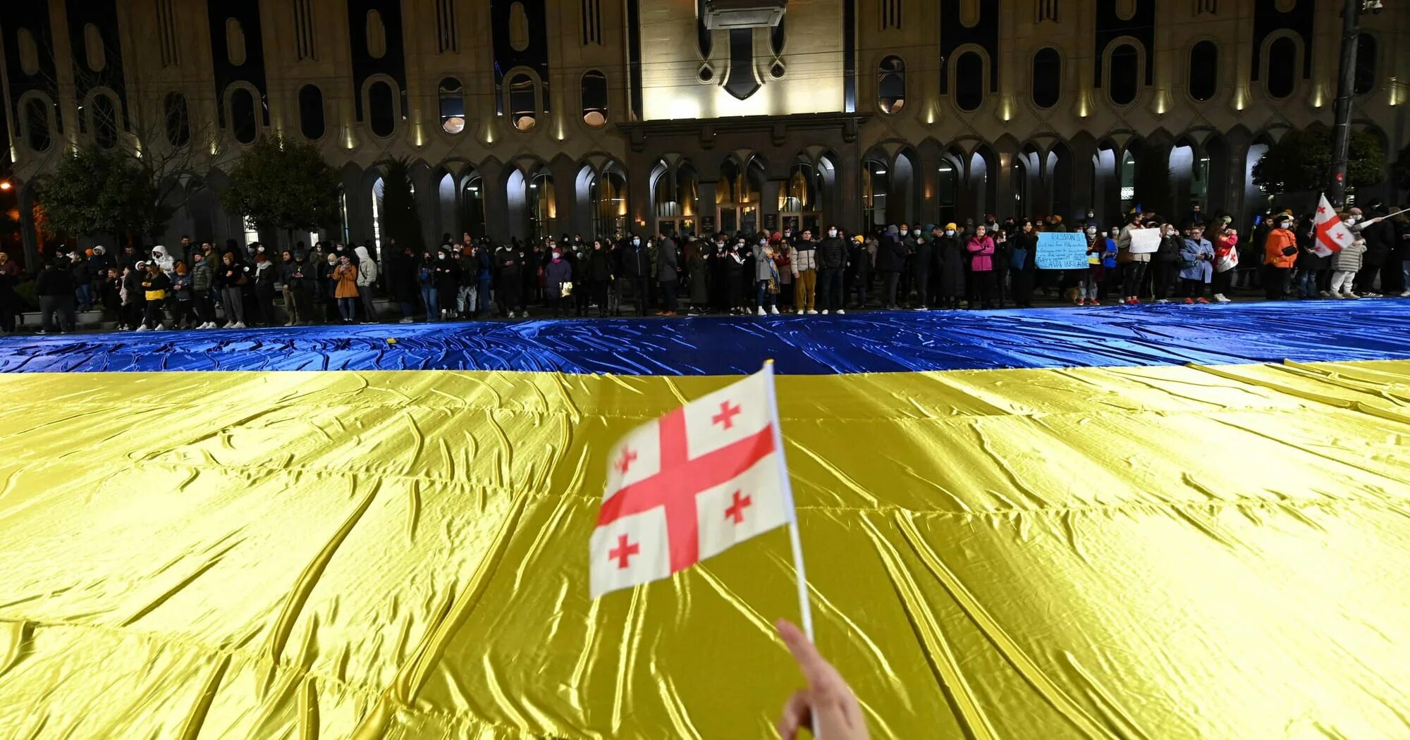 Флаг украины и грузии. Грузинский и украинский флаг. Флаг украины и грузии. Флаг грузии. Флаг украины и грузии.