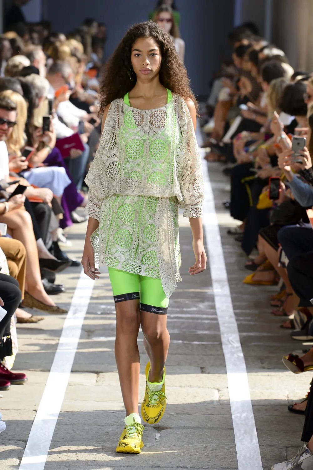 Модная одежда лета 2020. Стиль дольче габбана цветочный принт. Модные тренды. Модный показ шанель 2020. Весенняя мода.