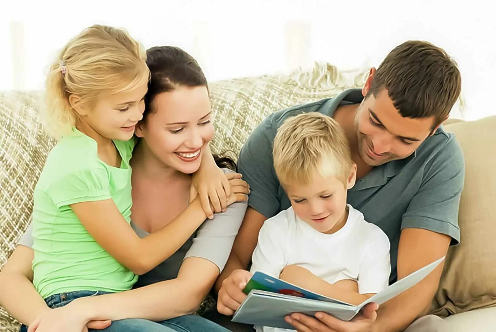 Читающая семья. Воспитание ребенка. Родители и дети. Воспитание в семье. Семейное чтение.