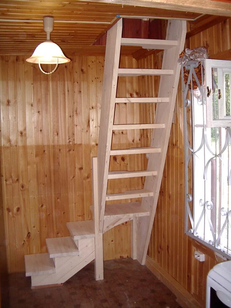 Лестница на второй этаж своими руками фото. Лестница в дачном домике. Лестница на второй этаж на даче. Лестница деревянная для дачи. Крутая деревянная лестница.