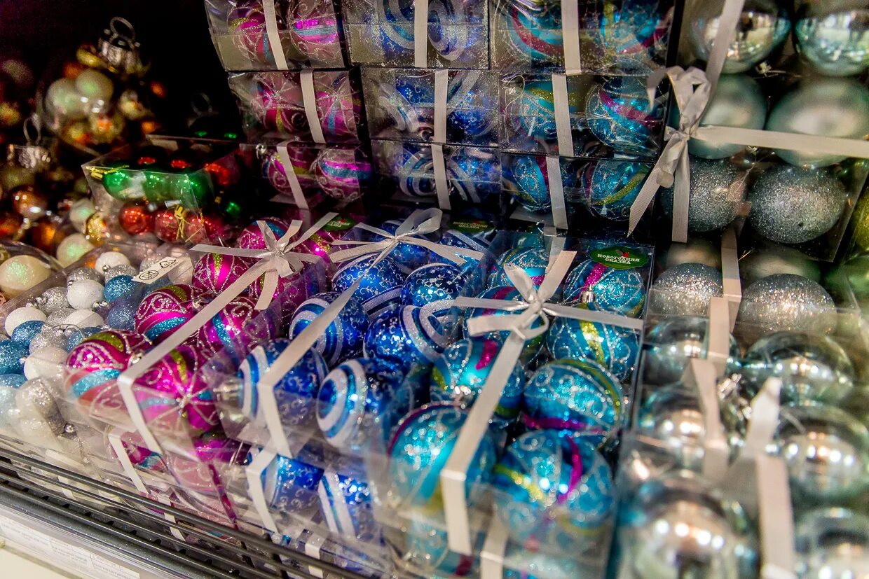 набор елочных игрушек стекло. выкладка елочных украшений. наборы старых елочных игрушек. набор для росписи новогодних шаров. новогодние игрушки из пластмассовых маленьких разноцветных мячей.
