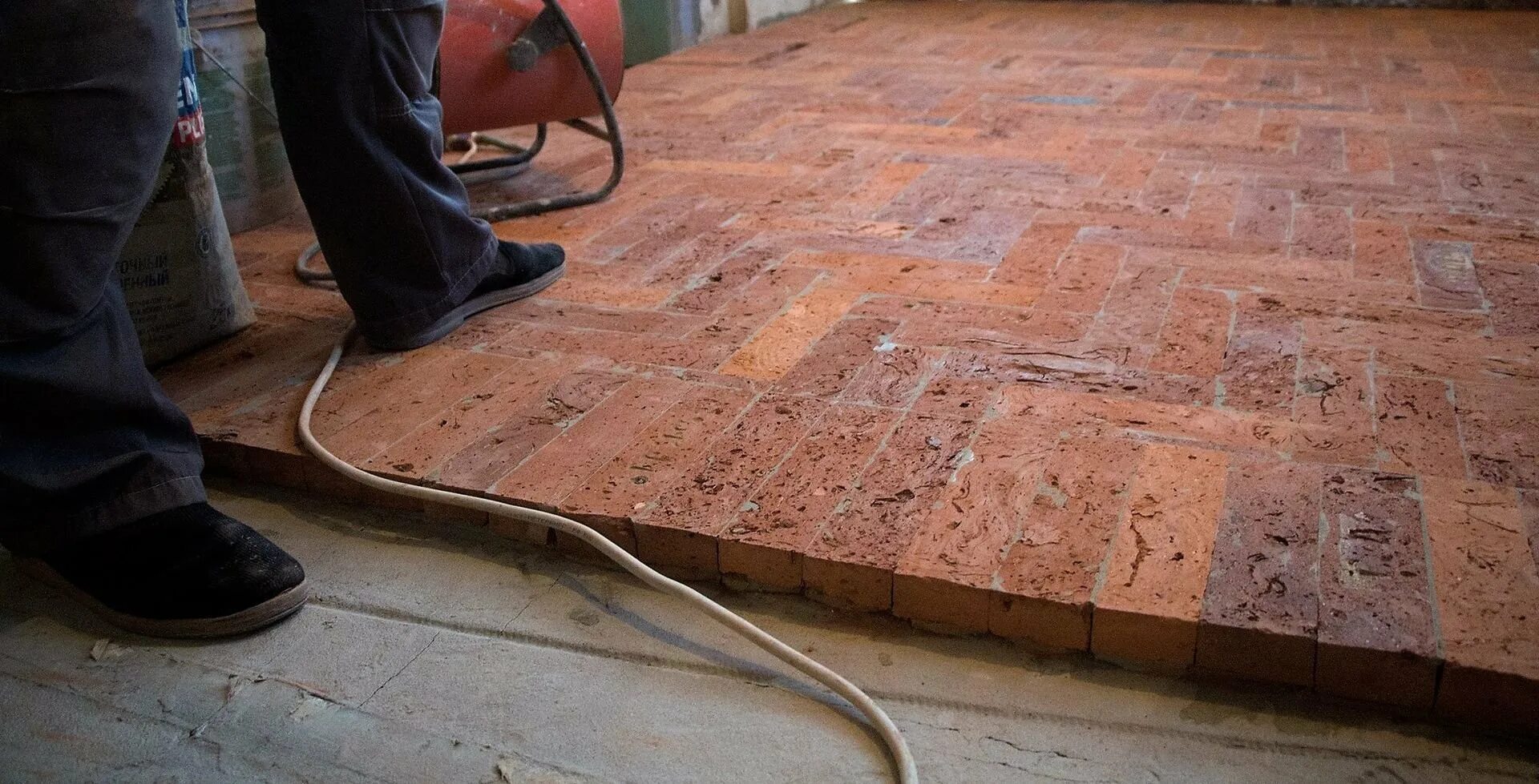 Напольная плитка из старинного кирпича. Пол из кирпича в доме. Кирпич на пол. Кафель на полу кирпичиком. Пол из старинного кирпича.