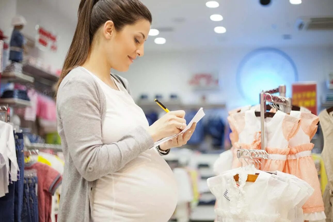 Магазин одежды для беременных женщин. Подарочный бокс для новорожденных в коробке. Фотосессия новорожденного в цветах. Одежда для беременных. Беременная женщина рожает в магазине.